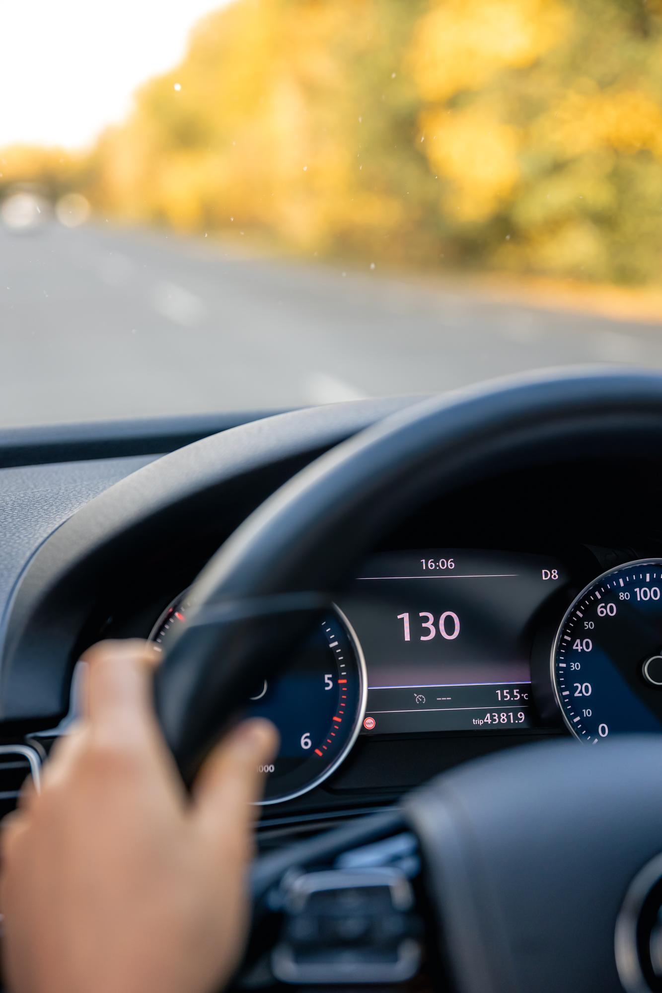Conducteur au volant illustrant un test psychotechnique agréé à Aubervilliers pour permis suspendu, invalidé ou annulé.